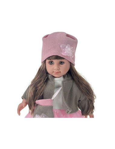 Lalka z długimi włosami w kolorowym opakowaniu